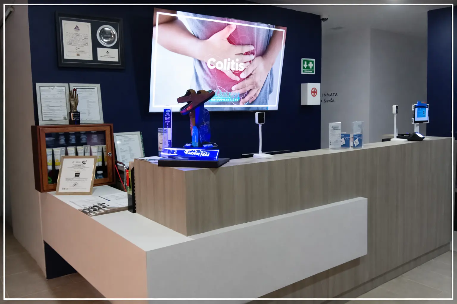 Recepción acogedora y área de espera en Dolorfin Galerías Querétaro – Av. 5 de Febrero